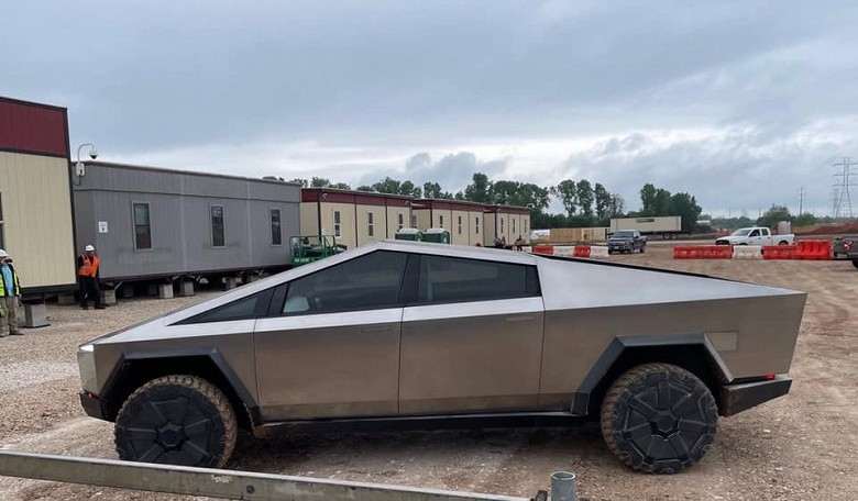 Илон Маск погонял на Tesla Cybertruck и показал салон авто. Выглядит странно!
