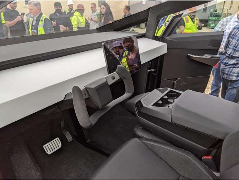 Илон Маск погонял на Tesla Cybertruck и показал салон авто. Выглядит странно!