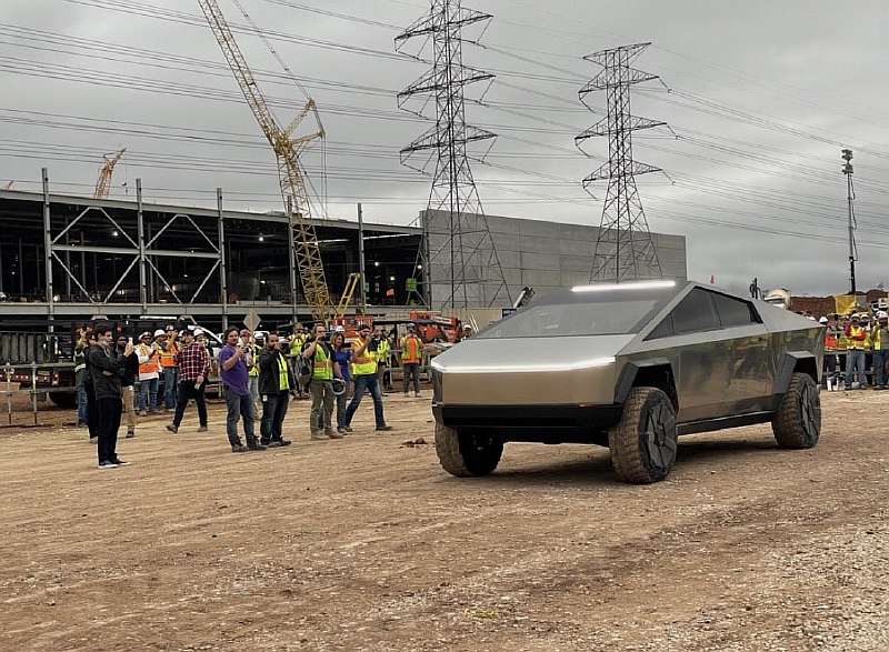 Илон Маск погонял на Tesla Cybertruck и показал салон авто. Выглядит странно!
