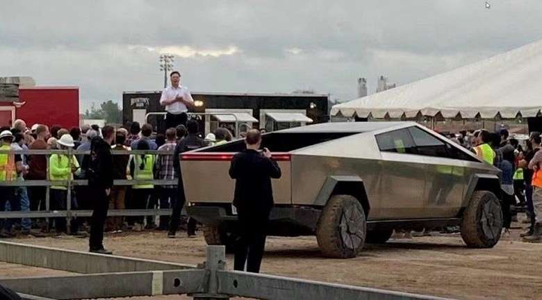Илон Маск погонял на Tesla Cybertruck и показал салон авто. Выглядит странно!