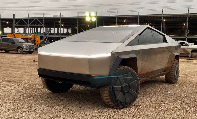 Илон Маск погонял на Tesla Cybertruck и показал салон авто. Выглядит странно!