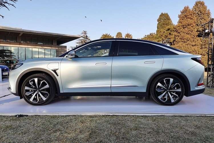 Китайский убийца Tesla: Huawei представила свой первый электромобиль на HarmonyOS