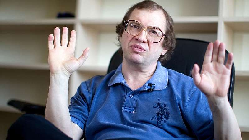 5 самых крупных финансовых пирамид мира. Зачем люди отнесли туда миллиарды?