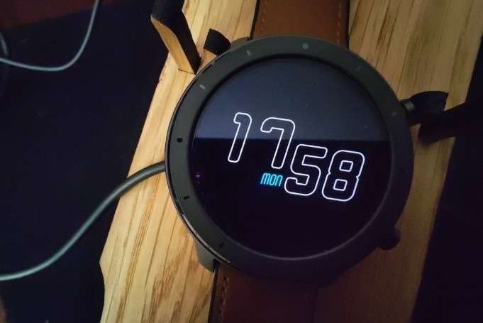 Amazfit GTR отдают с мощнейшей скидкой. Это классные часы по цене фитнес-браслета