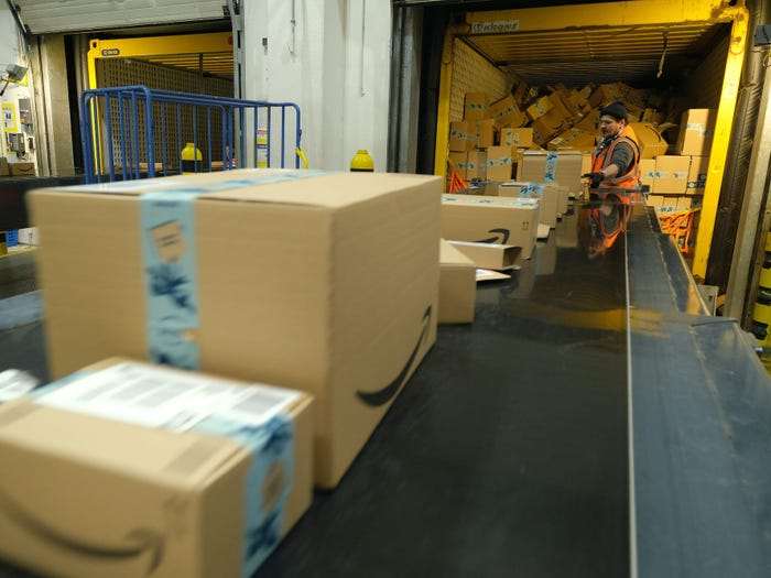 Amazon миллионами уничтожает iPhone, MacBook и другую технику. Зачем компания избавляется от непроданных товаров?