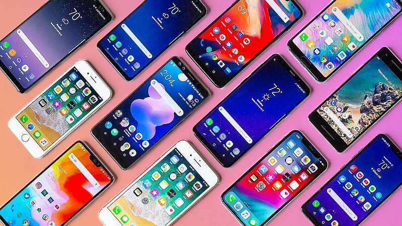 Главные хиты смартфонов в России. Все покупают iPhone и дешевые Samsung Galaxy