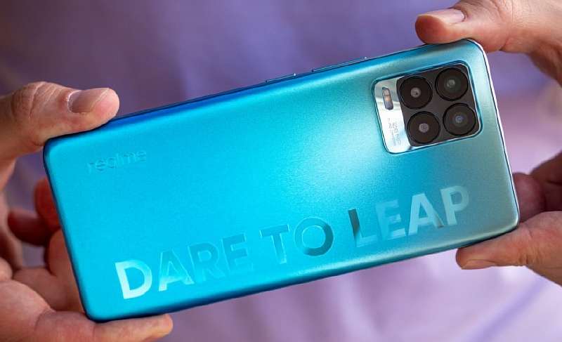 Мощный бюджетник Realme сливают по смешной цене, а еще дают подарок