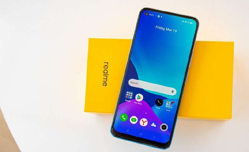Мощный бюджетник Realme сливают по смешной цене, а еще дают подарок