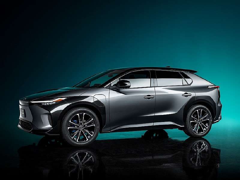 Toyota тайно борется с переходом на электромобили. Они вредят планете сильнее бензиновых авто