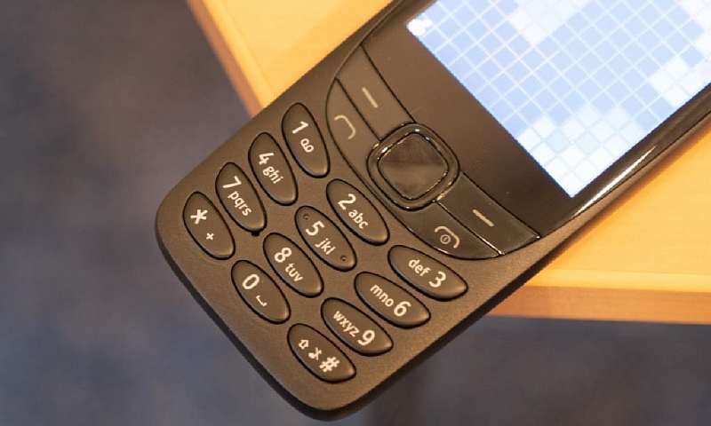 Nokia выпустила кнопочный телефон для пожилых людей. Это клон легендарной модели из нулевых