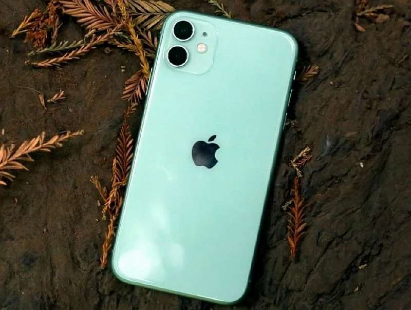 Главные хиты смартфонов в России. Все покупают iPhone и дешевые Samsung Galaxy