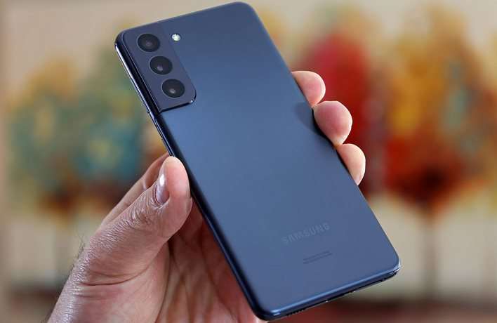 Samsung распродает Galaxy S21. Дают рекордную скидку и сразу два подарка