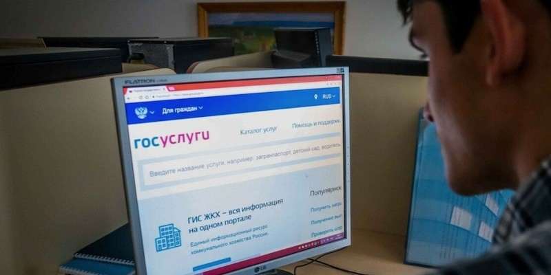 Россиян начали массово взламывать на «Госуслугах». Почему и как защититься