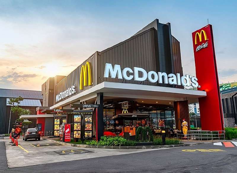 McDonald’s теперь продает воду из-под крана в стаканчиках. Цена вас шокирует