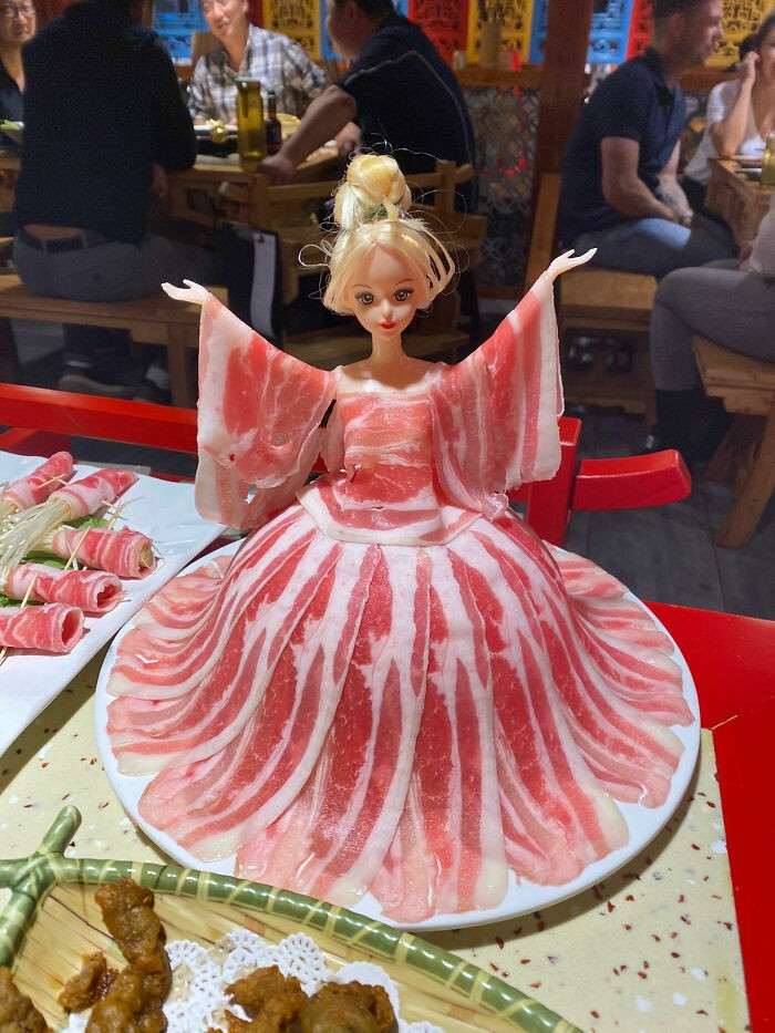 Пицца в шинах и мясная Барби: 25 непрактичных ресторанных блюд (фото)