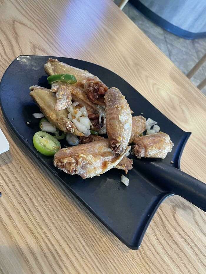 Пицца в шинах и мясная Барби: 25 непрактичных ресторанных блюд (фото)