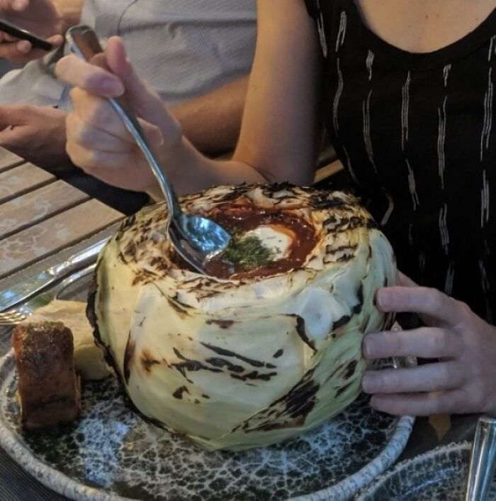 Пицца в шинах и мясная Барби: 25 непрактичных ресторанных блюд (фото)