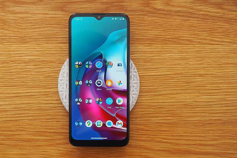 В Россию приехал сбалансированный Moto G30. Это альтернатива надоевшим Samsung Galaxy и Xiaomi