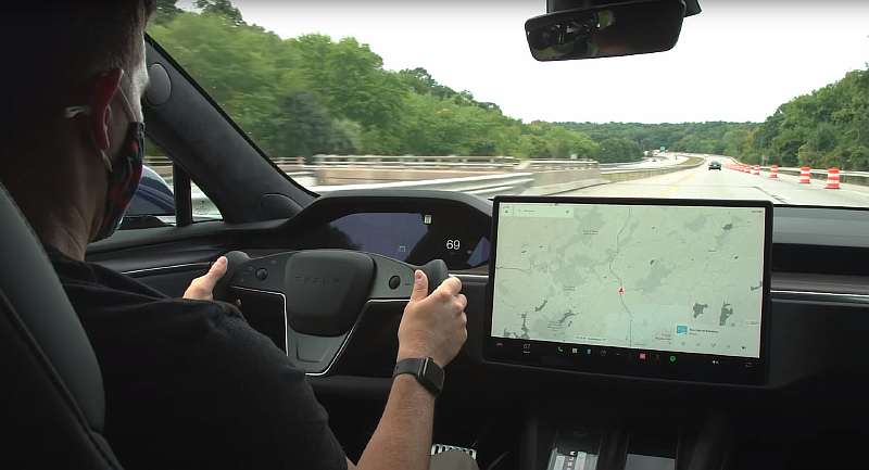 Илон Маск ошибся. Руль-штурвал Tesla оказался бесполезным и даже опасным нововведением