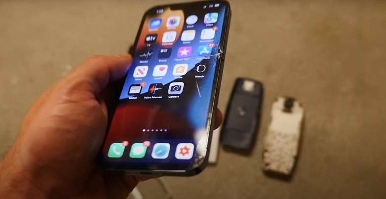 Кто крепче: iPhone 13 или легендарная Nokia 3310? Смотрим суровый краш-тест