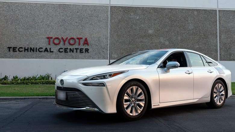 Водородная Toyota побила рекорд пробега на одном баке. Электрокары такому позавидуют!