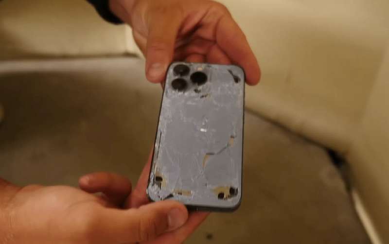Кто крепче: iPhone 13 или легендарная Nokia 3310? Смотрим суровый краш-тест