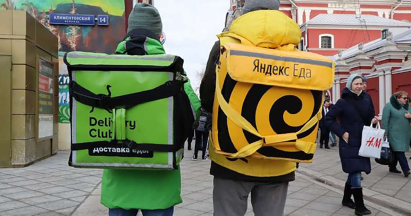 В России не хватает курьеров, их заваливают бонусами и поднимают зарплаты