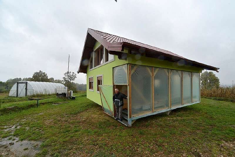 Пенсионер построил необычный дом для капризной жены: он вращается на 360°