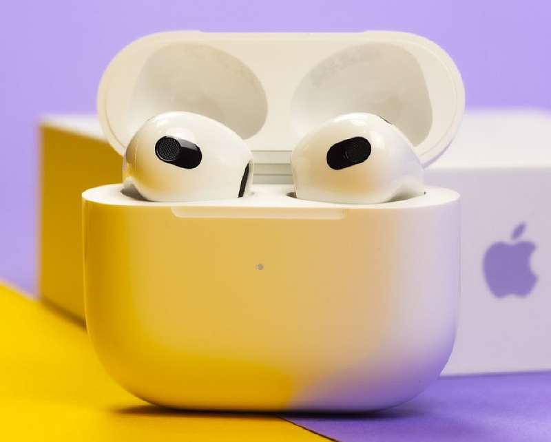 AirPods 3 подешевели сразу после выхода. Ситилинк отдает новинку со скидкой
