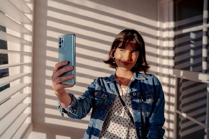 Motorola привезла в Россию классный бюджетник на чистом Android. Конкуренты напряглись?