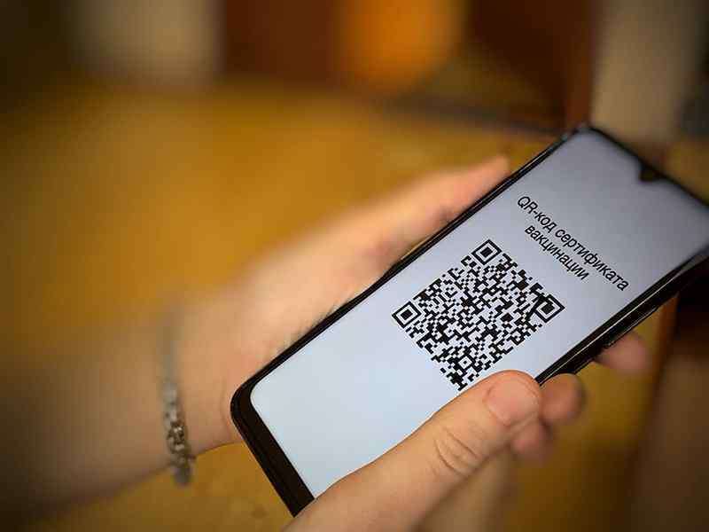 Правительство делает QR-коды обязательными. Без них не пустят в магазины, кафе и поезда
