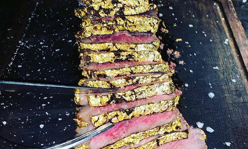 Какой на вкус «золотой» стейк? Мем-повар объяснил популярность деликатеса за 1900$