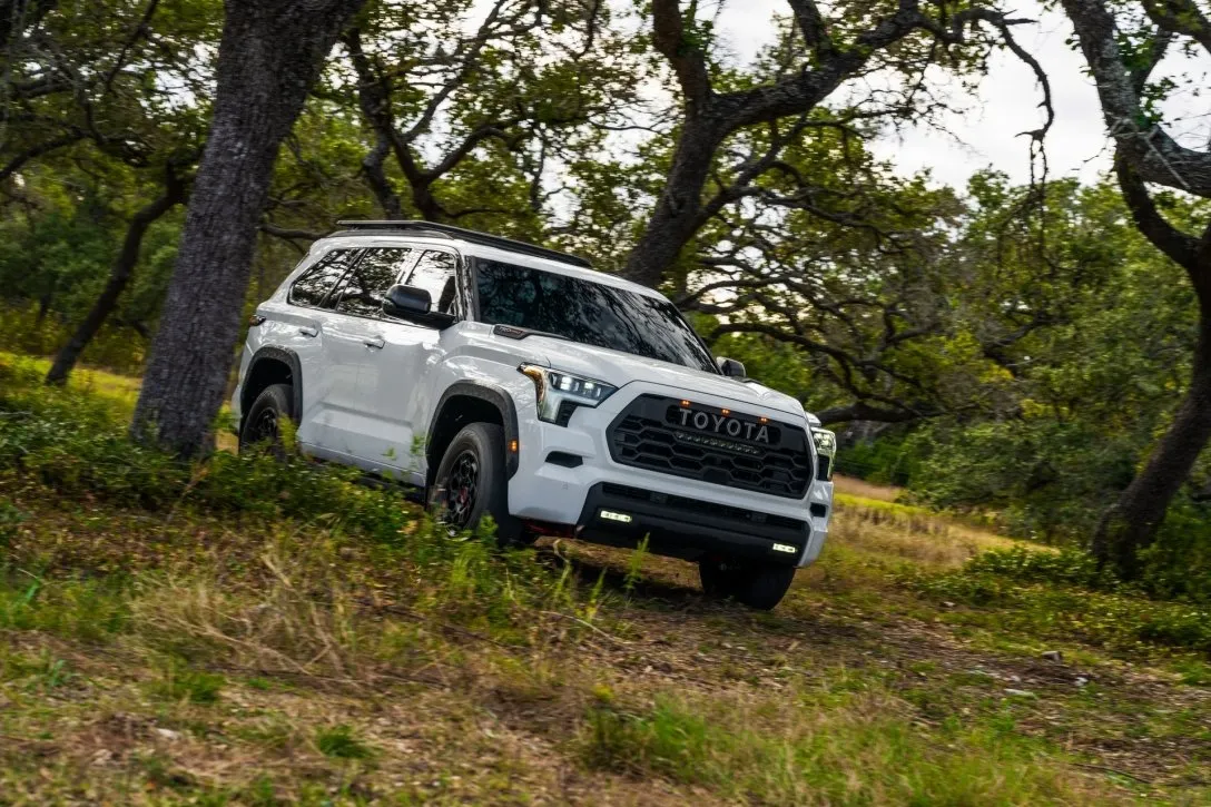 Toyota представила новую Sequoia 2023. Фото и видео гигантского внедорожника