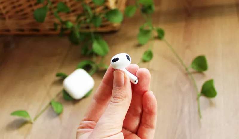Связной распродает AirPods 3. Наушники выставили по лучшей цене в России