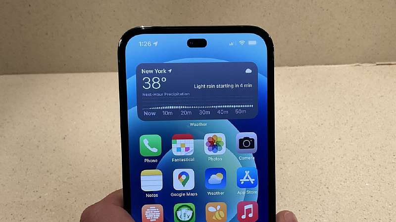 Первый без «моноброви» – iPhone 14 Pro показали на живых фотографиях