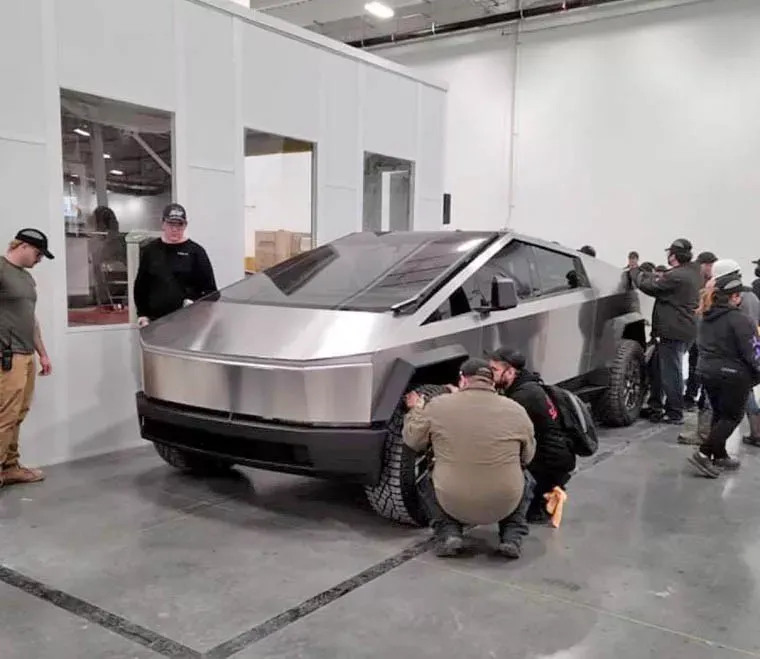Илон Маск показал финальную версию Tesla Cybertruck. Такой пикап поступит в продажу