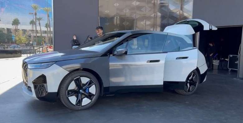 BMW сделала электрокар, который по щелчку пальцев меняет цвет кузова. Фото