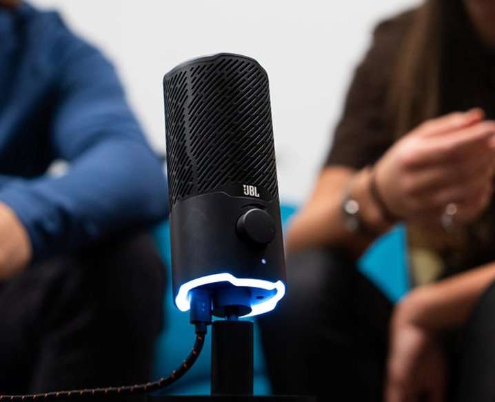 Вышел JBL Quantum Stream. Это игровой микрофон для стримеров и подкастеров