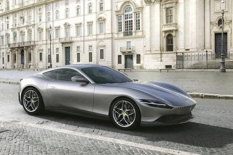 Суперкар-кроссовер Ferrari Purosangue показали на первых шпионских фотографиях
