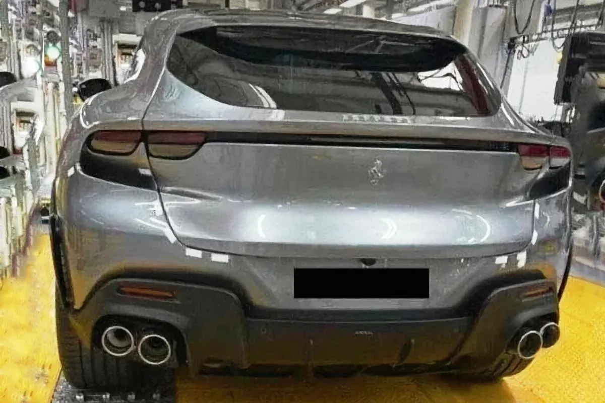 Суперкар-кроссовер Ferrari Purosangue показали на первых шпионских фотографиях