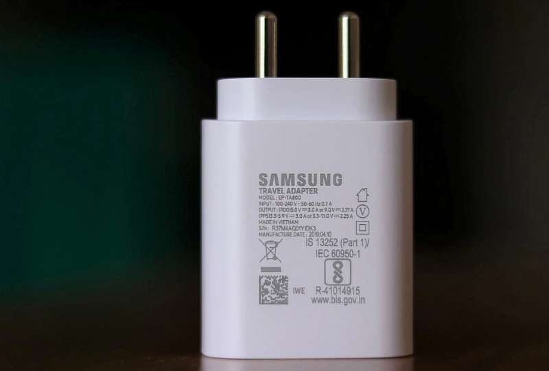 Samsung перестанет класть зарядные устройства к бюджетным смартфонам Galaxy