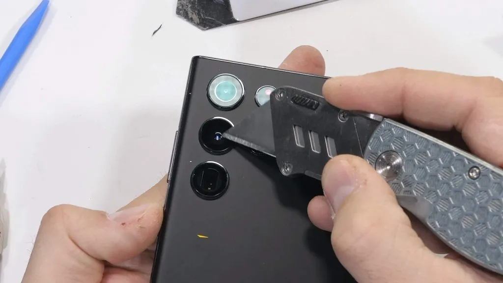 Samsung Galaxy S22 Ultra в тесте на прочность. Настоящий крепкий орешек!