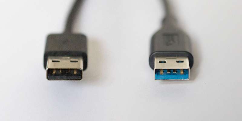 Почему USB разъёмы внутри разного цвета? На что это влияет?