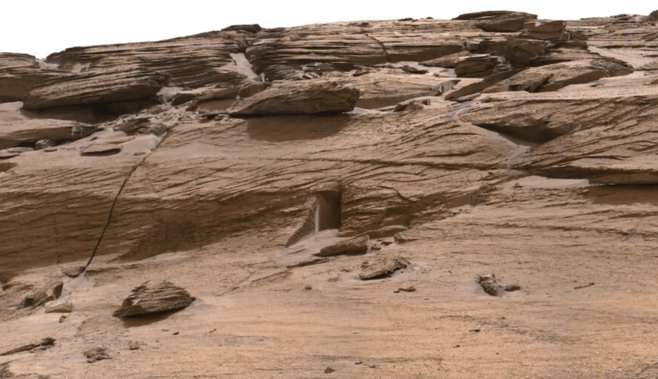 Curiosity сделал малообъяснимое открытие на Марсе. В сети спорят: что это?