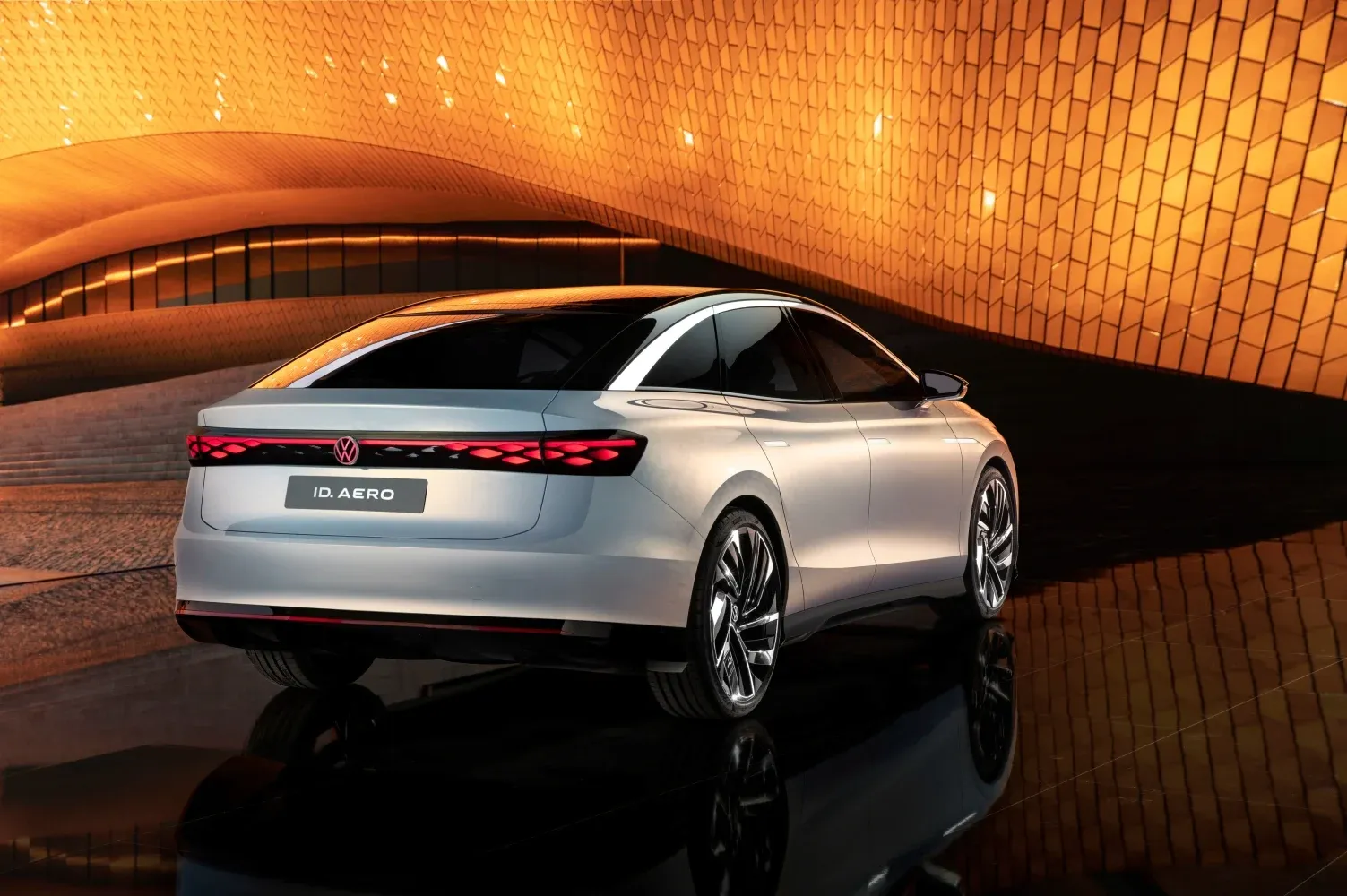 Volkswagen представил замену Passat. Первый электрический седан немцев называется Volkswagen ID.Aero
