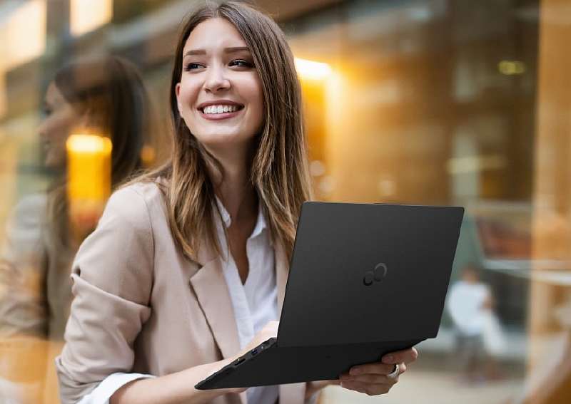 Fujitsu выпустила самый легкий ноутбук. Этот лэптоп практически ничего не весит