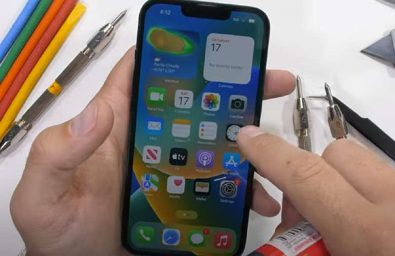 iPhone 14 прошел жесткие тесты на прочность. Девайс надежный, не сломать!