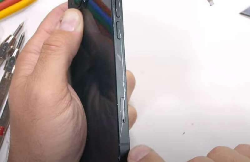 iPhone 14 прошел жесткие тесты на прочность. Девайс надежный, не сломать!