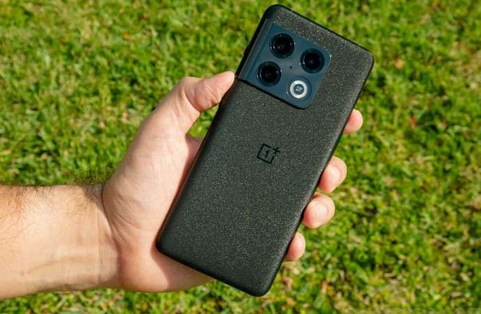 OnePlus 10 Pro распродают по оптимальной цене. Смело берите этот флагман