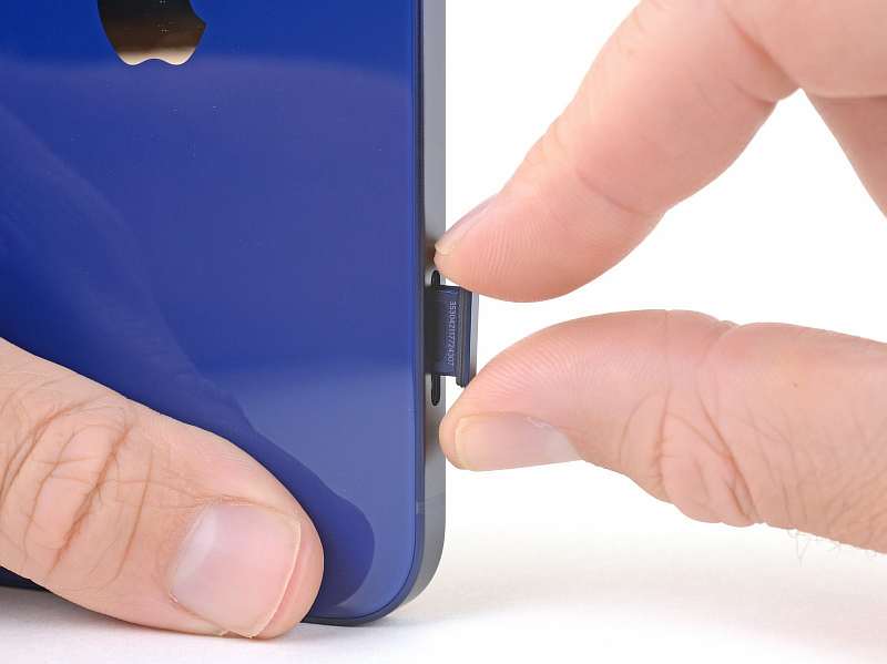 Антипотребительский подход: почему отказ от SIM-карт в iPhone – плохая идея?